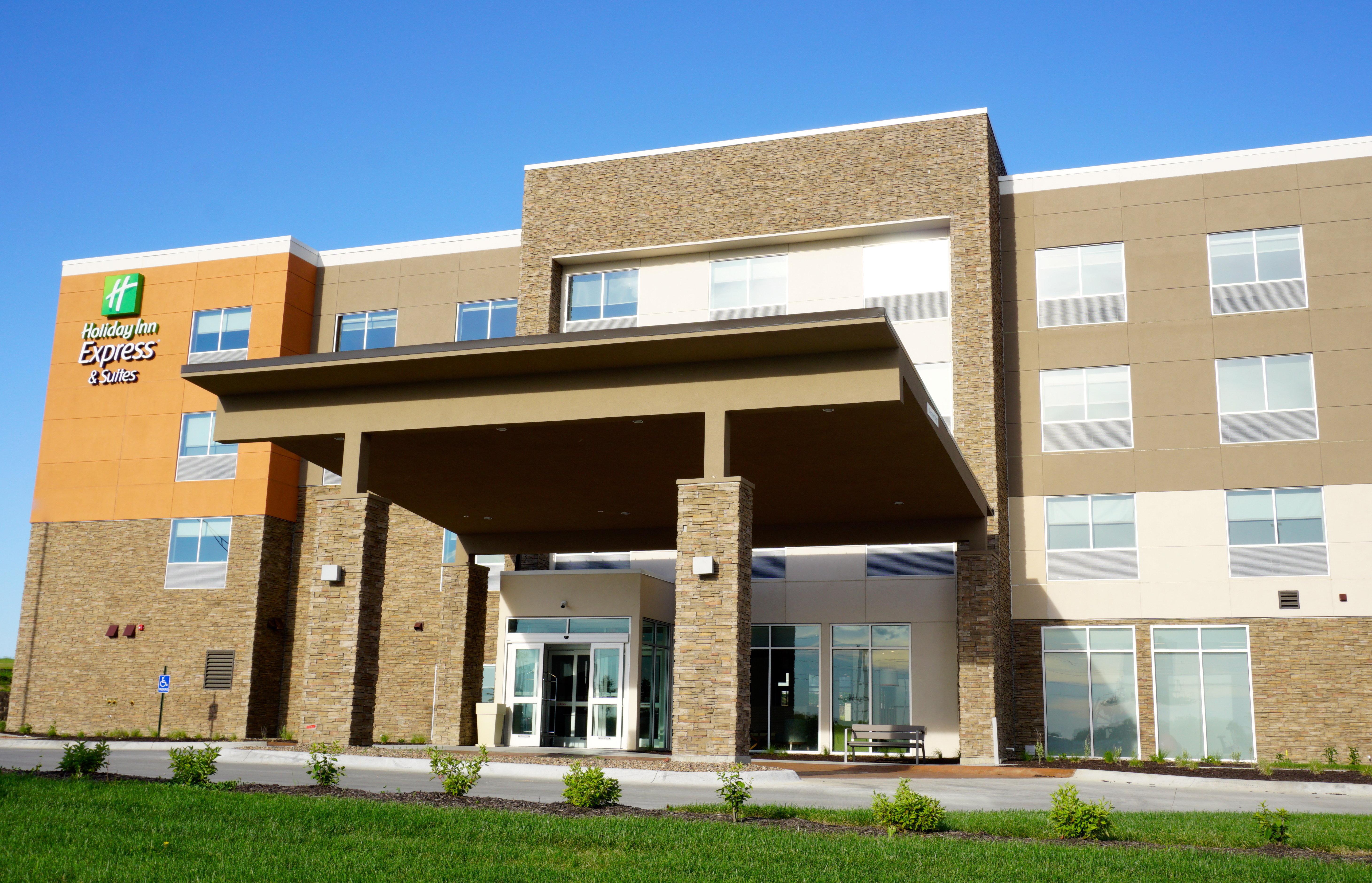 Holiday Inn Express & Suites Omaha - Millard Area, An Ihg Hotel Exterior foto