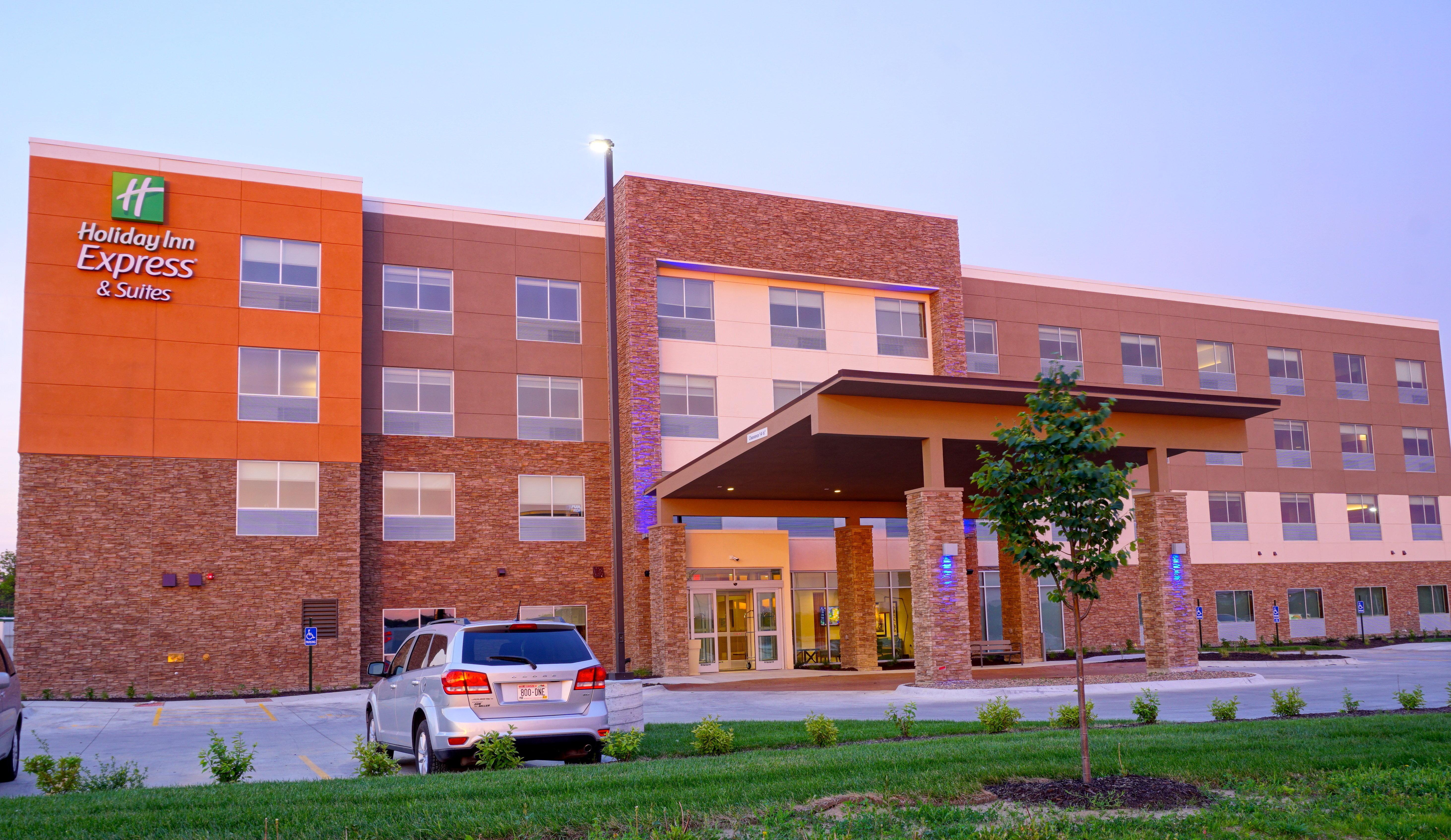 Holiday Inn Express & Suites Omaha - Millard Area By Ihg Exterior foto